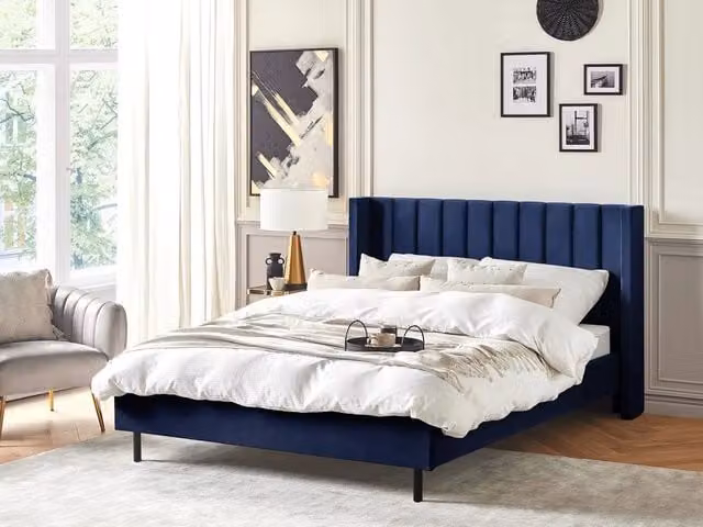 Letto matrimoniale Beliani in velluto blu con doghe in legno stile glamour L/P: 160 x 200 cm