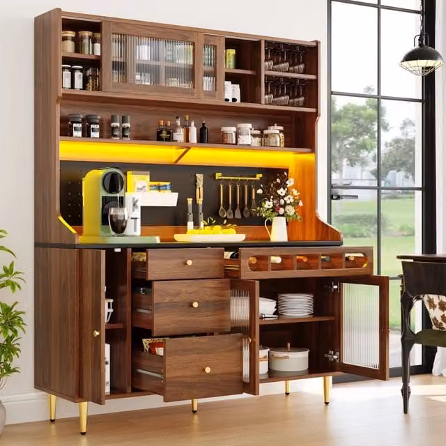 Mobile colonna Mivray marrone con illuminazione LED, ante scorrevoli in vetro e portabottiglie, L/P/H: 145 x 39 x 171 cm