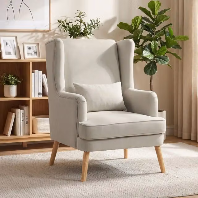 Poltrona moderna Mivray in tessuto beige con schienale alto e gambe in legno di gomma rouan