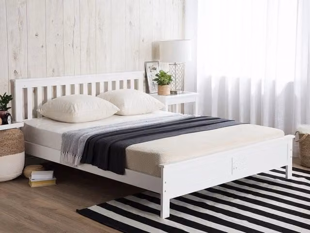 Letto matrimoniale Beliani in legno di pino bianco laccato stile scandinavo L/P/H: 140 x 200 x 88 cm
