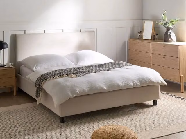 Letto Beliani in stile scandinavo con rivestimento in tessuto beige e gambe in legno di pioppo oliato, L/P: 160 x 200 cm