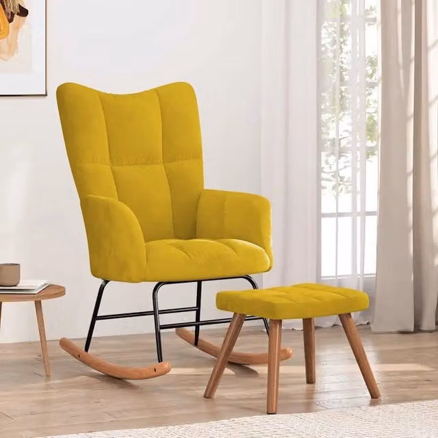 Poltrona a dondolo con poggiapiedi in velluto giallo senape con struttura moderna e design relax