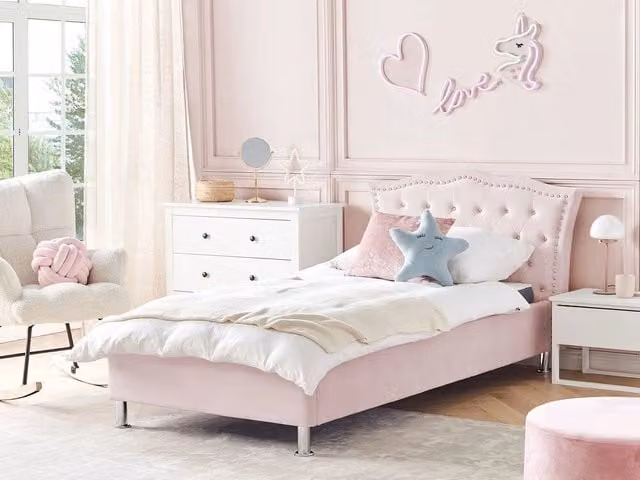 Letto singolo Beliani in velluto rosa pastello con poggiatesta imbottito e decorazione a bottoni di cristallo, struttura con rete a doghe in legno, ideale per camera da letto moderna o cameretta, L/P/H: 217 x 102 x 126 cm