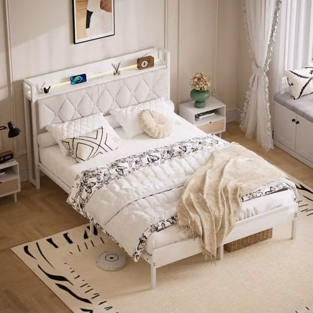 Letto imbottito REDOM bianco con testiera geometrica, illuminazione sottostante e porta USB, L/P: 140 x 190 cm