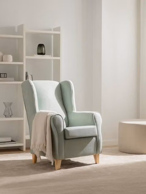 Poltrona Dan Kenay Home rivestita in tessuto verde con struttura in legno e braccioli per il tuo living o camera da letto