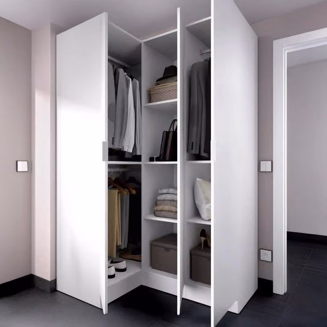 Armadio angolare Australia DMORA per camera da letto, mobile con 3 ante battenti, Bianco, L: 133 cm, P: 90,5 cm, H: 184 cm