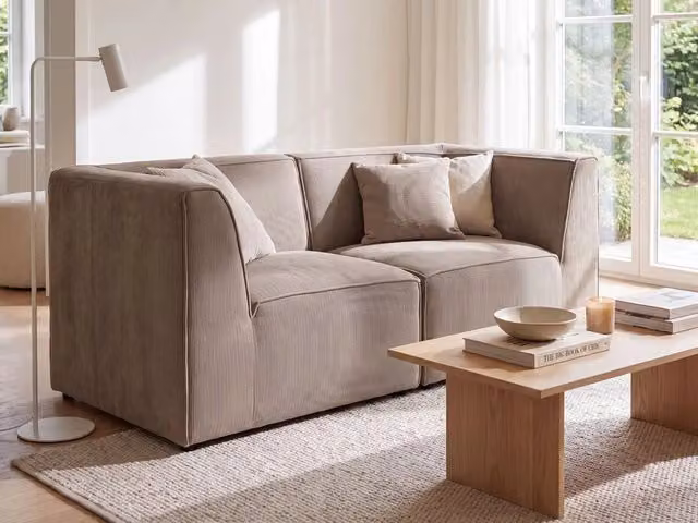 Divano modulare Beliani beige in velluto con funzione letto e pouf coordinato per soggiorno