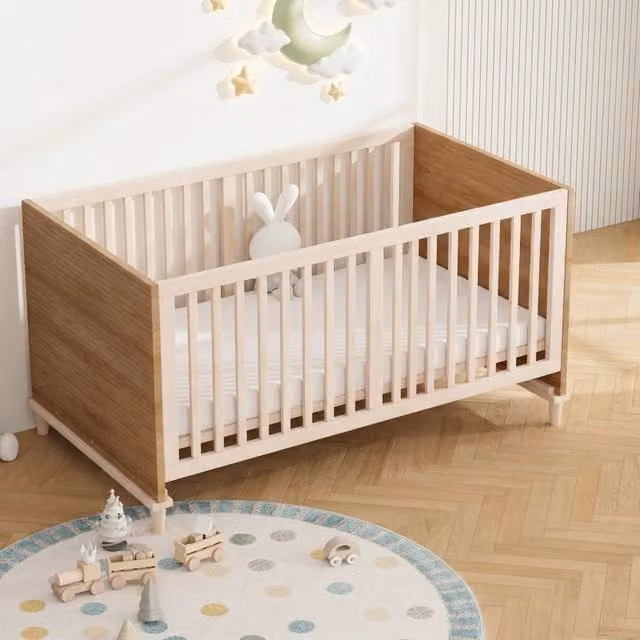Culla Mivray in legno e MDF beige con rete a doghe regolabile in 5 altezze e sponde a griglia perimetrali