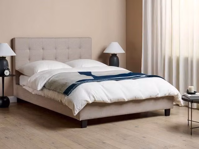 Letto imbottito Beliani Glamour in tessuto grigio con rete a doghe arcuate L/P/H: 218 x 140 x 280 cm