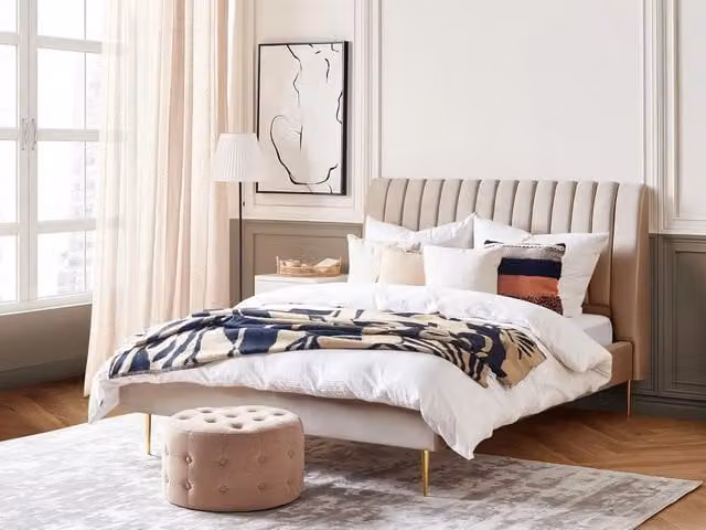 Letto imbottito Beliani in velluto beige e oro con rete a doghe in legno, L/P/H: 160 x 200 x 124 cm