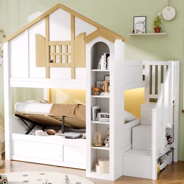 Letto a castello Minimal con soppalco in legno massello di pino bianco naturale, dotato di base a sollevamento idraulico, illuminazione LED sottostante e scala, dimensioni L/P/H: 228 x 124,5 x 124,5 cm (per materassi 90x200 cm)