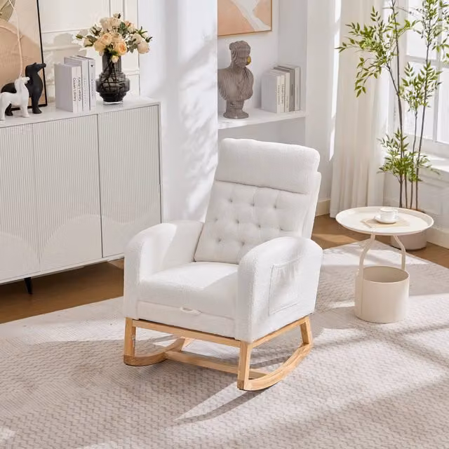 Sedia a dondolo WISHDOR in bouclé bianco con poggiapiedi estendibile, tasche laterali e struttura in legno massiccio