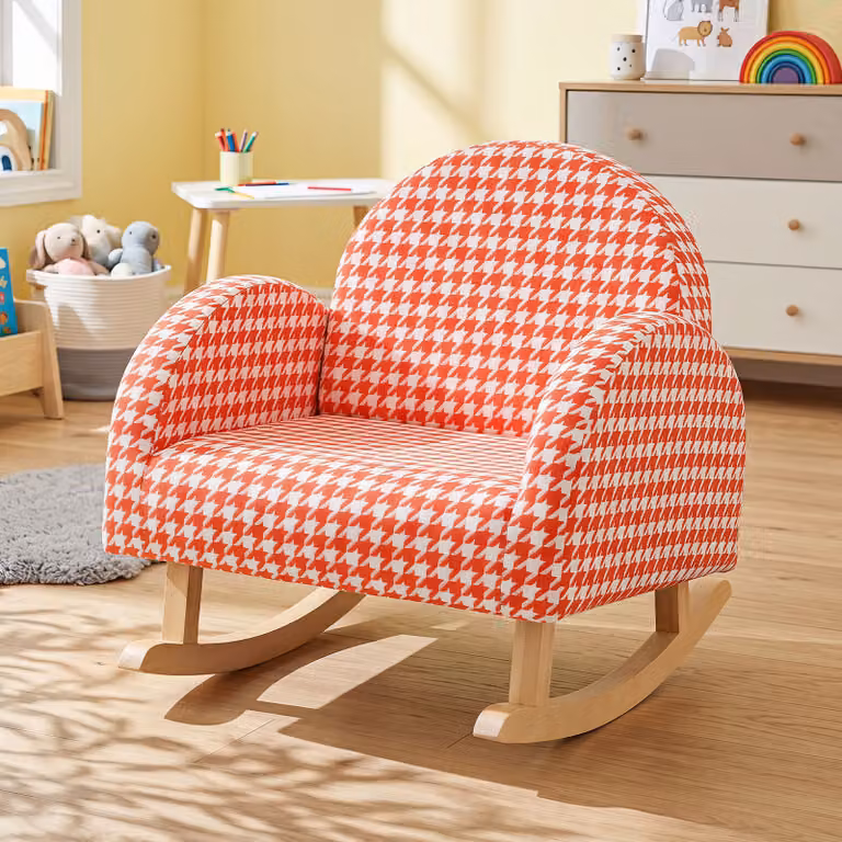 Sedia dondolo per bambini Costway in legno massiccio con cuscinetti antiscivolo, poltrona a dondolo arancione con design geometrico moderno
