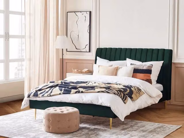 Letto imbottito Beliani in velluto verde smeraldo e oro con rete a doghe e testata alta, design moderno, L/P/H: 180 x 200 x 124 cm