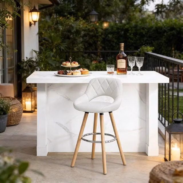 Sgabello da bar MIVRAY con schienale in similpelle bianca e gambe in legno, altezza seduta: 68 cm