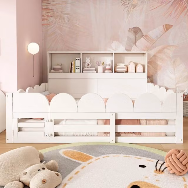 Letto infantile moderno in legno bianco con sponde perimetrali, ripiano laterale e scomparti, L/P: 140 x 200 cm