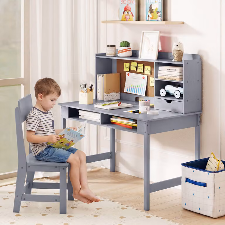 Set scrivania e sedia in legno Costway per bambini con cassetto e ripiani, postazione computer moderna grigia per cameretta