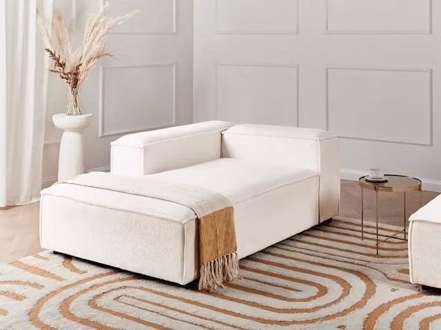 Chaise Lounge BELIANI lato destro in tessuto bouclé bianco con struttura in legno, stile moderno per soggiorno L/P/H: 180 x 119 x 68 cm