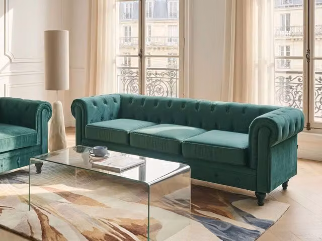 Divano Chesterfield Beliani a 3 posti in velluto verde con gambe in legno di gomma per il tuo soggiorno L: 202 cm, P: 75 cm, H: 70 cm