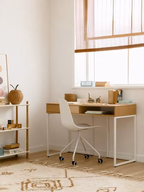 Scrivania per bambini Bari Kenay Home, finitura naturale e gambe bianche