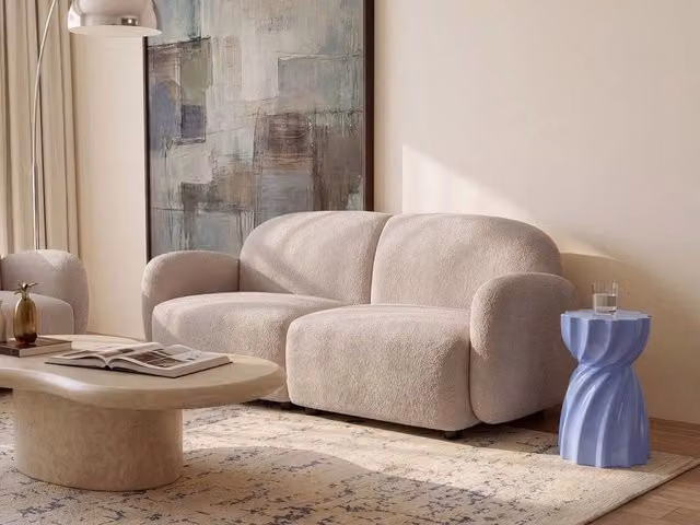 Divano a 3 posti BELIANI in stile retrò con rivestimento in bouclé beige e gambe in legno e plastica per il tuo soggiorno L: 183 cm, P: 82 cm, H: 77 cm