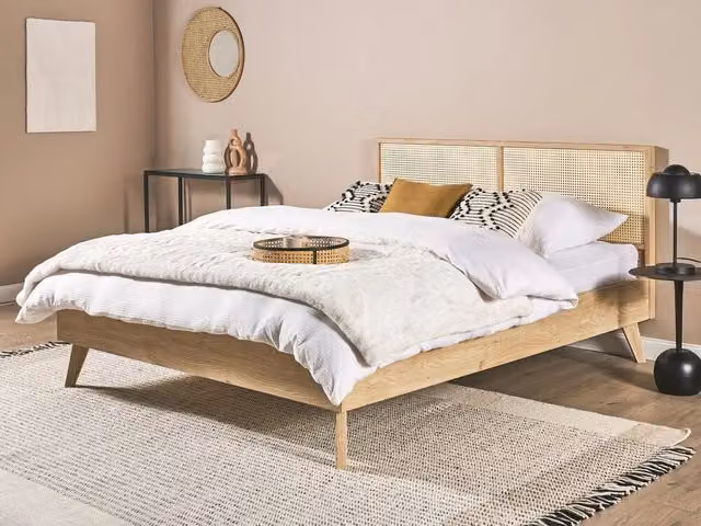 Letto matrimoniale Beliani in legno di pino con testiera in rattan stile boho, colore beige e marrone, L/P: 160 x 200 cm