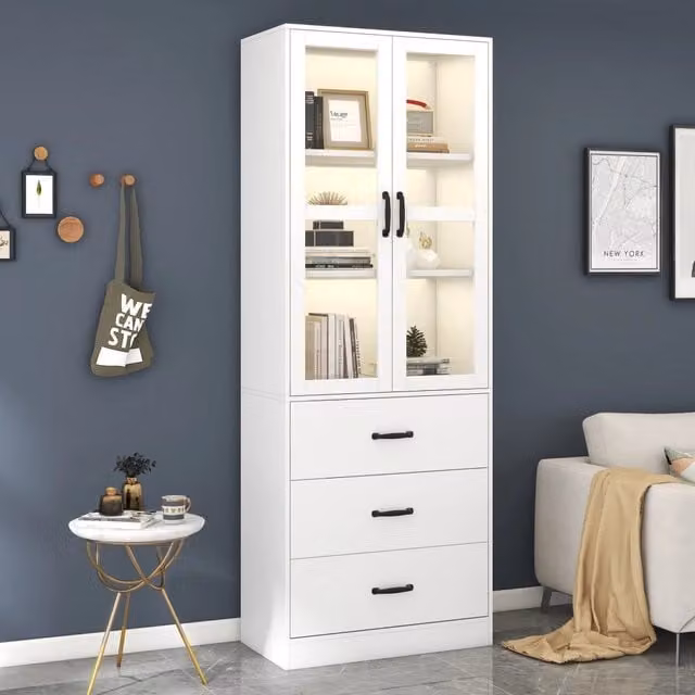 Vetrina WISHDOR moderna bianca con ante in vetro, ripiani interni e illuminazione integrata, H: 200 cm, L: 60 cm