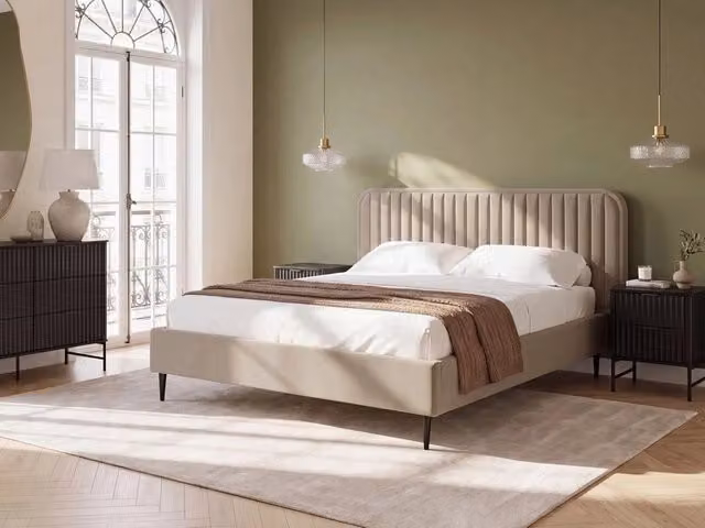 Letto matrimoniale Beliani in velluto beige con design moderno e gambe in metallo L/P/H: 140 x 200 x 102 cm