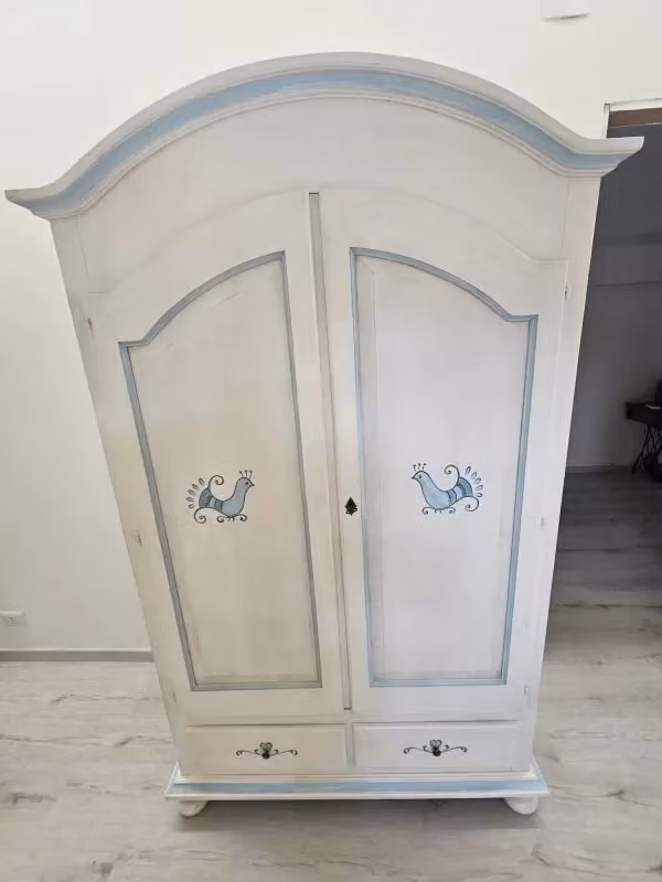 Armadio 2 porte in legno stile shabby chic bianco anticato con decoro pavoncella azzurro Mobili 2G L/P/H: 125 x 61 x 200 cm