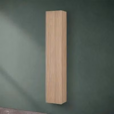 Pensile da bagno sospeso Bali con design cannettato e ante soft-close in rovere chiaro, Altezza: 150 cm